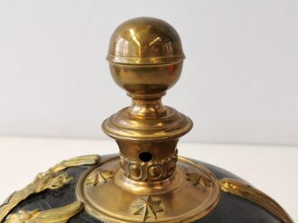 Preußen, Pickelhaube für Reserveoffiziere der Artillerie mit zugehörigem, feldgrauen Überzug.