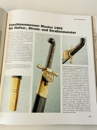 "Mit blankem Säbel - Österreichisch-Ungarische Blankwaffen 1848 - 1918" 544 Seiten mit etwa 1000 Farbfotos, Verlag Militaria