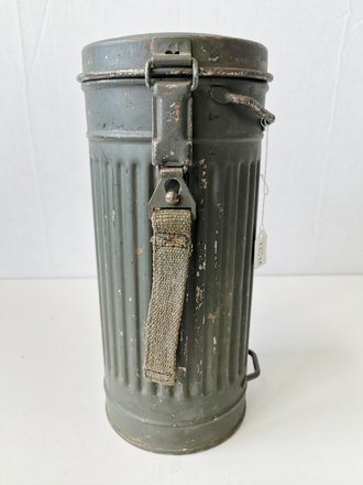 Gasmaskendose  M 38 der Wehrmacht, original lackiert, datiert 1940