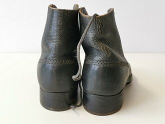 Paar Halbschuhe aus der Zeit des 2.Weltkrieges Marke "Der gute Steischuh" Sicherlich nicht für die Wehrmacht produziert, eher für RAD, OT und dergleichen. Sohlenlänge 28cm