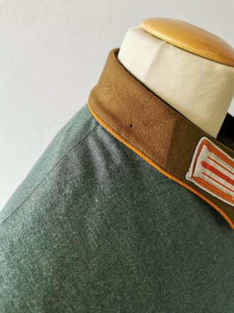 Polizei III.Reich, Dienstrock für einen Angehörigen der Gendarmerie. Der Kragen wohl ergänzt, sonst ausbaufähiges Stück. In der rechten, unteren Tasche ein Stempel von 1939