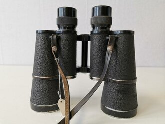 Dienstglas 7 x 50 der Wehrmacht. Hersteller bmk. Klare Durchsicht, deutliche Strichplatte. Leicht getragenes Stück in sehr gutem Zustand, der Riemen gestempelt bmk 1942