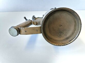 Anwärmlampe für Kraftfahrzeuge der Wehrmacht, kleine Ausführung, sandfarbener Originallack, Funktion nicht geprüft