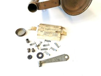 Anwärmlampe für Kraftfahrzeuge der Wehrmacht, kleine Ausführung, sandfarbener Originallack, Funktion nicht geprüft