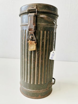 Gasmaskendose Modell 1938 Wehrmacht, original lackiertes Stück, datiert 1943