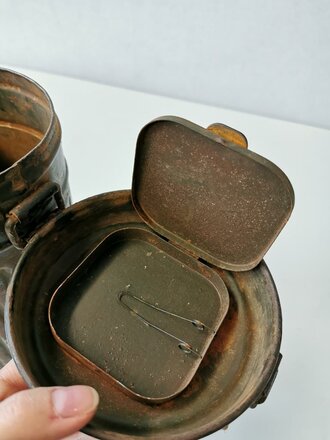 Gasmaskendose Modell 1938 Wehrmacht, original lackiertes Stück, datiert 1943