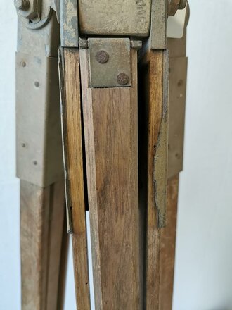 "Gestell 40" für Richtkreise und Entfernungsmesser 36, Originallack, an einem Bein oben die Führung ausgebrochen. Originallack