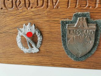 Gebirgsjäger Regiment 143, Verleihungsurkunde zum Lapplandschild sowie des Verwundetenabzeichen schwarz, Erinnerungsgegenstand mit wohl selbstgemachtem Lapplandschild und seinen Auszeichnungen sowie eingesticktes Edelweiss.