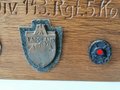 Gebirgsjäger Regiment 143, Verleihungsurkunde zum Lapplandschild sowie des Verwundetenabzeichen schwarz, Erinnerungsgegenstand mit wohl selbstgemachtem Lapplandschild und seinen Auszeichnungen sowie eingesticktes Edelweiss.