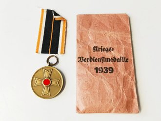 Kriegsverdienstmedaille 1939 in neuwertigem Zustand, das Band beiliegend. In Tüte von Franz Klamt & Söhne Gablonz