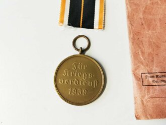 Kriegsverdienstmedaille 1939 in neuwertigem Zustand, das Band beiliegend. In Tüte von Franz Klamt & Söhne Gablonz