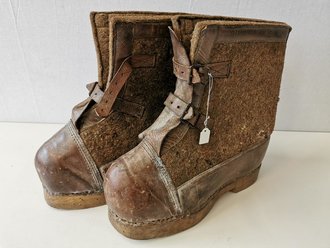 Paar Wachstiefel Wehrmacht, wurden über den normalen Stiefeln getragen, 1 Verschlussriemen defekt, Altersspuren