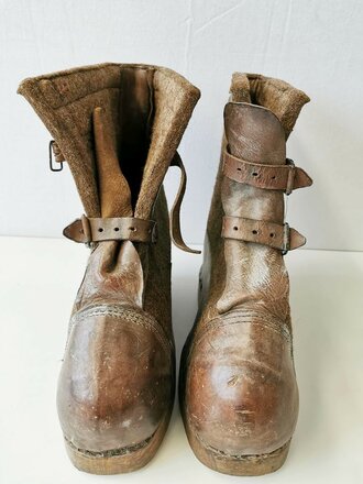 Paar Wachstiefel Wehrmacht, wurden über den normalen Stiefeln getragen, 1 Verschlussriemen defekt, Altersspuren