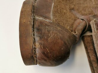 Paar Wachstiefel Wehrmacht, wurden über den normalen Stiefeln getragen, 1 Verschlussriemen defekt, Altersspuren