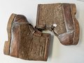 Paar Wachstiefel Wehrmacht, wurden über den normalen Stiefeln getragen, 1 Verschlussriemen defekt, Altersspuren