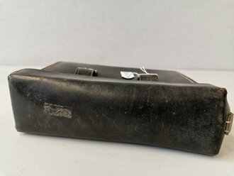 Ledertasche zum Vermittlungskästchen mit Weckerfallklappe datiert 1940, die Inneneinteilung zum Teil entfernt