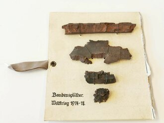 Bombensplitter Weltkrieg 1914-18. Vier Stück auf Papptafel, Maße dieser 13,5 x 16cm