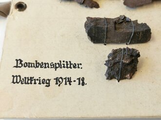 Bombensplitter Weltkrieg 1914-18. Vier Stück auf Papptafel, Maße dieser 13,5 x 16cm