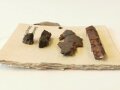 Bombensplitter Weltkrieg 1914-18. Vier Stück auf Papptafel, Maße dieser 13,5 x 16cm