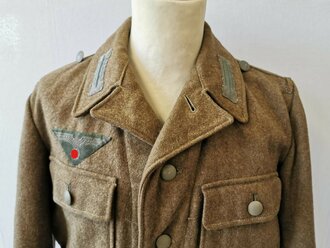 Heer, Feldbluse Modell 1944, Kammerstück in gutem Zustand, die Effekten original vernäht