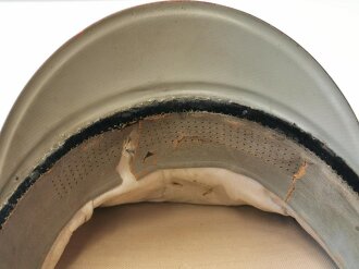 Heer, Schirmmütze für Mannschaften der Artillerie. der Schirm und der Sturmriemen  geklebt, Mottenschäden, beim Adler ist ein Splint abgerissen , Kopfgrösse 54