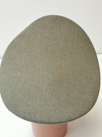 Heer, Schirmmütze für Mannschaften der Artillerie. der Schirm und der Sturmriemen  geklebt, Mottenschäden, beim Adler ist ein Splint abgerissen , Kopfgrösse 54