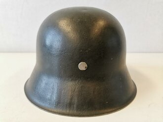 Heer, Stahlhelm M42. Originallack, das Innenfutter original aber sicherlich neuzeitlich in die Glocke verbaut . Glockengrösse 64