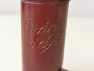 "Puder Stiefel" aus rotbrauner Pressmasse,...