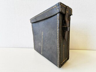 Tasche zum Brustmikrofon 33 der Wehrmacht aus Ersatzmaterial, datiert 1942