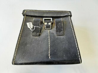 Tasche zum Brustmikrofon 33 der Wehrmacht aus Ersatzmaterial, datiert 1942