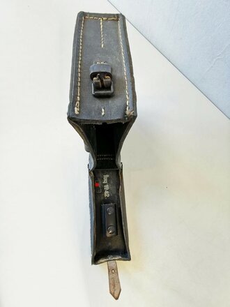 Tasche zum Brustmikrofon 33 der Wehrmacht aus Ersatzmaterial, datiert 1942