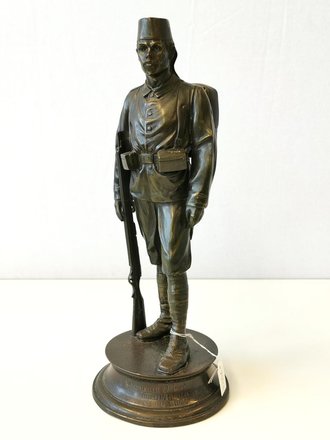 Kaiserliche Schutztruppe für Deutsch Ostafrika. Abschiedsgeschenk des Unteroffizier Corps für den scheidenden Kameraden Sergeant Ebert, plastische Figur einen Askari darstellend, Höhe 33, unbeschädigtes Stück