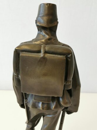 Kaiserliche Schutztruppe für Deutsch Ostafrika. Abschiedsgeschenk des Unteroffizier Corps für den scheidenden Kameraden Sergeant Ebert, plastische Figur einen Askari darstellend, Höhe 33, unbeschädigtes Stück