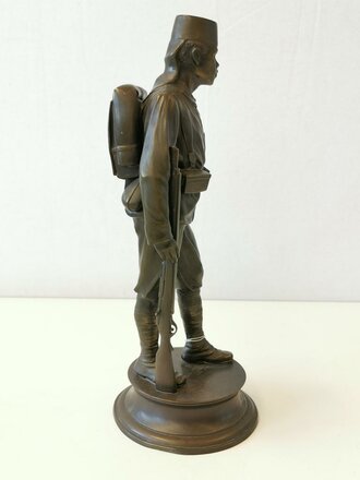 Kaiserliche Schutztruppe für Deutsch Ostafrika. Abschiedsgeschenk des Unteroffizier Corps für den scheidenden Kameraden Sergeant Ebert, plastische Figur einen Askari darstellend, Höhe 33, unbeschädigtes Stück