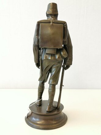 Kaiserliche Schutztruppe für Deutsch Ostafrika. Abschiedsgeschenk des Unteroffizier Corps für den scheidenden Kameraden Sergeant Ebert, plastische Figur einen Askari darstellend, Höhe 33, unbeschädigtes Stück