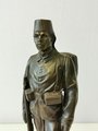 Kaiserliche Schutztruppe für Deutsch Ostafrika. Abschiedsgeschenk des Unteroffizier Corps für den scheidenden Kameraden Sergeant Ebert, plastische Figur einen Askari darstellend, Höhe 33, unbeschädigtes Stück