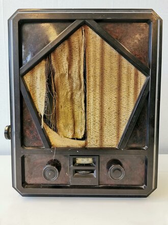 NORA Radio W3L, so produziert ab ca. 1932. Das Gehäuse in gutem Zustand, Rückwand fehlt, Lautsprecherbespannung zerschlissen, Stecker neuzeitlich ergänzt. Funktion nicht geprüft