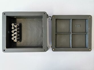 Fernsprechbauzeug und Nachrichtensondergerät der Landesbefestigung, Kleiner Batteriekasten datiert 1939, überlackiertes Stück