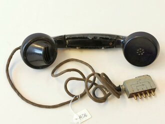 Handapparat zum Feldfernsprecher 33 der Wehrmacht, Fernhörer und Mikrofonkapsel Nachkrieg, der Hörer selbst ist gebrochen, hält aber zusammen