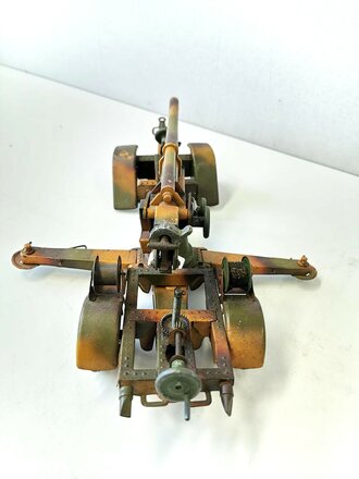 Lineol Flak 8,8cm in Tarnbemalung zum Abprotzen. Ungereinigtes Stück, original lackiert