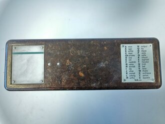 Feldfernsprecher 33 datiert 1944, die Metallteile original sandfarben lackiert. Funktion nicht geprüft