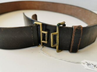 Feldbinde für Offiziere, geschwärztes Leder, die Leichtmetallbeschläge vergoldet, Gesamtlänge 115cm