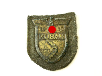 Kubanschild auf Heeresstoff, Eisenbronziert, getragenes Stück