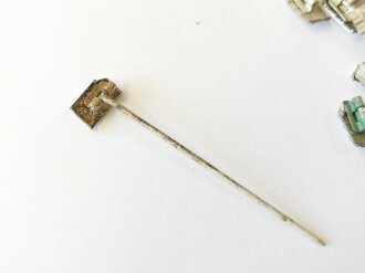 Nadel für eine Auszeichnung aus altem Herstellerbestand, Länge der Nadel inklusive Scharnier 66mm. Aus schon Fertiggestelltem Produkt ausgeschnitten