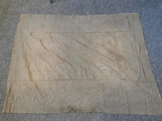 Wolldecke, wohl aus der Zeit des 1.Weltkrieges, war in eine Zeltbahn gewickelt, dazu 3 Packriemen, die ebenfalls dabei waren