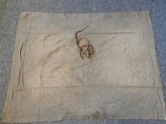 Wolldecke, wohl aus der Zeit des 1.Weltkrieges, war in eine Zeltbahn gewickelt, dazu 3 Packriemen, die ebenfalls dabei waren