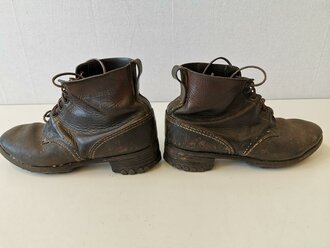 Paar Halbschuhe Wehrmacht, getragenes, Vorschriftsmässiges Paar mit Reichsbetriebsnummer