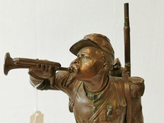 Frankreich, plastische Darstellung eines Infanteristen, Gesamthöhe 46cm, Reparaturstelle an Gewehr und Arm