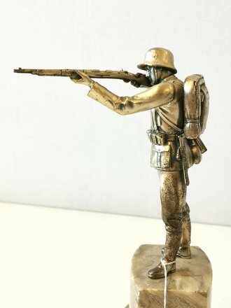 Schießpreis Heer, plastische Darstellung eines Infanteristen auf Marmorsockel. Gesamthöhe 25cm, Spritzguss versilbert