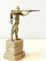Schießpreis Heer, plastische Darstellung eines Infanteristen auf Marmorsockel. Gesamthöhe 25cm, Spritzguss versilbert